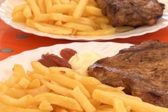 Nackensteak mit Pommes